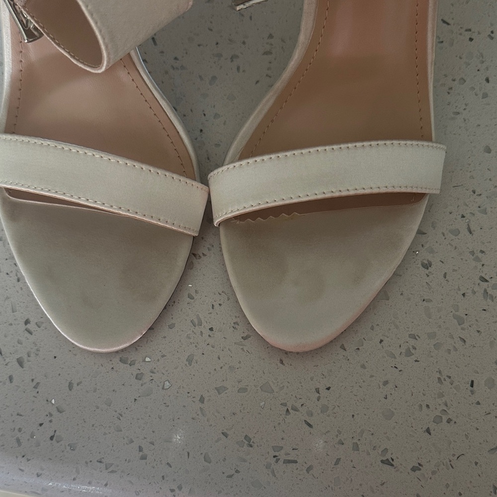 Lulu's Elegant Silver Butterfly Heels - Picture 4 of 5